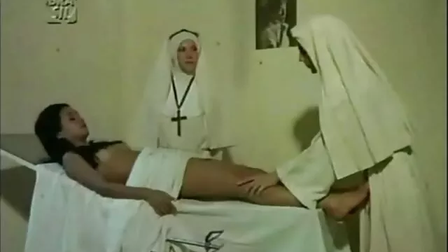 Hete porno Geen registratie  Roodharige rolt rond met een porno film gratis kijken man.