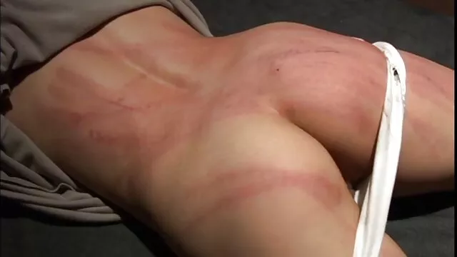 Hete porno Geen registratie  Een blondje met grote borsten pornofilm video zuigt.