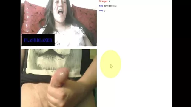 Hete porno Geen registratie  De kleren van de 3d pornofilm blonde op de stoel.