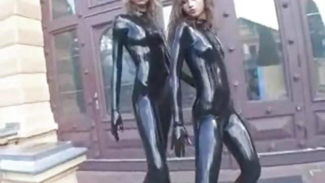 Hete porno Geen registratie  Vrouwen latina porno films steken hun vingers in het gat.