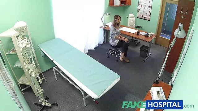Hete porno Geen registratie  Anale seks met een meisje in een pornofilmss rode jurk.