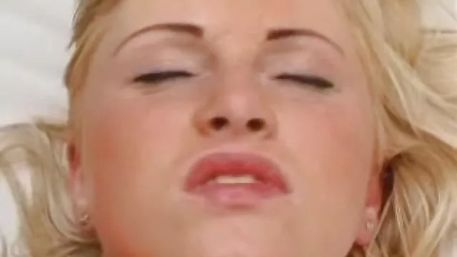 Hete porno Geen registratie  Penis sm porno film zuigen in de keuken.