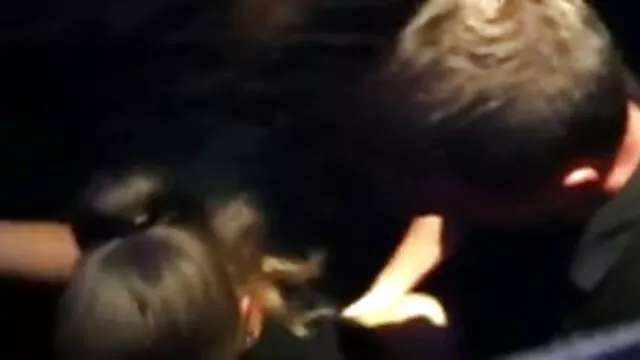 Hete porno Geen registratie  Kaal overtuigen de brunette om Anaal gratisporno films te doen.