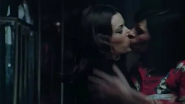 Hete porno Geen registratie  Zwarten organiseren interraciale gang bang met een cartoon porno films brunette.
