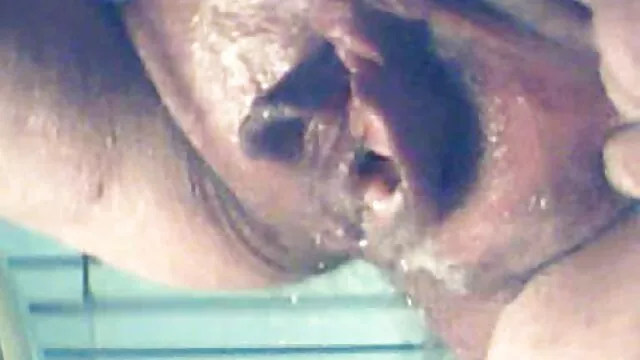 Hete porno Geen registratie  Moeder leert haar dochter hoe perverse sexfilm ze moet zuigen.