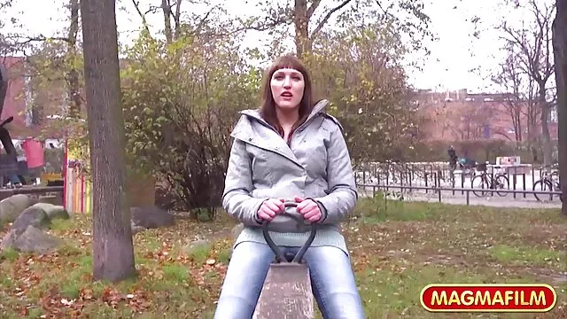 Hete porno Geen registratie  Een dikke vriend in de nederlandstalige porno film vagina.