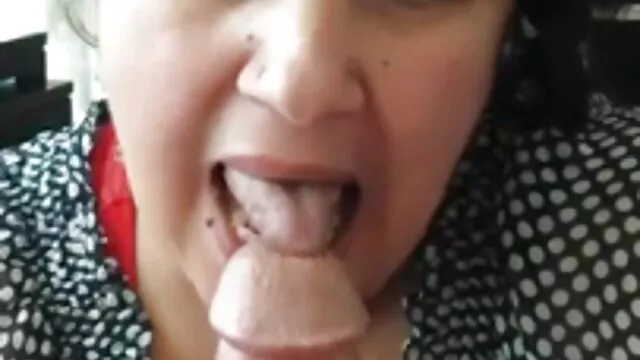 Hete porno Geen registratie  Rotzooit met een man achter de doorzichtige muur en beste pornofilms geeft een creampie.