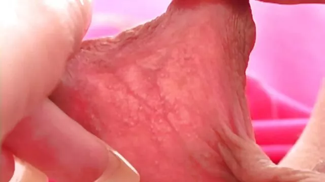 Hete porno Geen registratie  Een tegelmeisje wil een lul zuigen en een man masturberen. gratis nl porno films