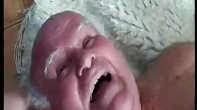 Hete porno Geen registratie  Schoonheid wekt de passie van mannen met korte broeken en gratis senioren porno seks.